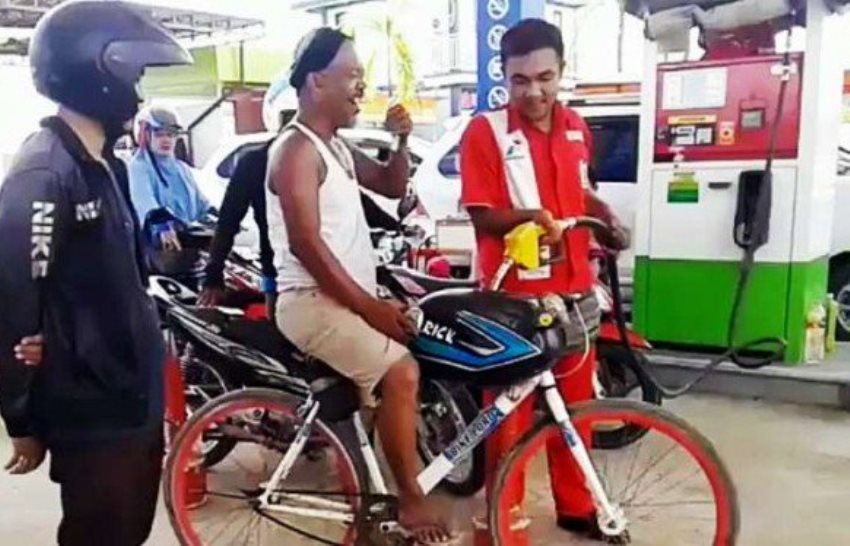 Bukan Bawa Motor atau Mobil, Bapak Pengendara Sepeda Kayuh ini Antre di SPBU untuk Isi Bensin Bukan Bawa Motor atau Mobil Bapak Pengendara Sepeda Kayuh ini Antre di SPBU untuk Isi Bensin