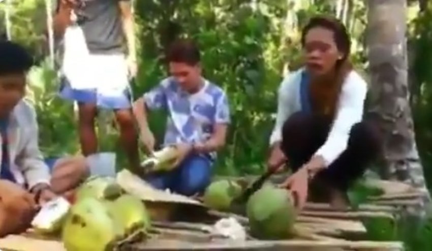 Caranya Membuka Kelapa Terlalu Kasar, Waria ini Langsung Kena Azab Caranya Membuka Kelapa terlalu Kasar Waria ini Langsung Kena Azab
