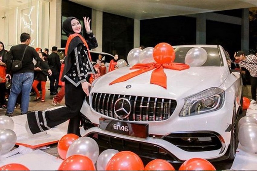 Dapat Kejutan Pesta Ulangtahun ke 17 Gadis ini Dapat Kado Mobil Seharga Rp 5 M