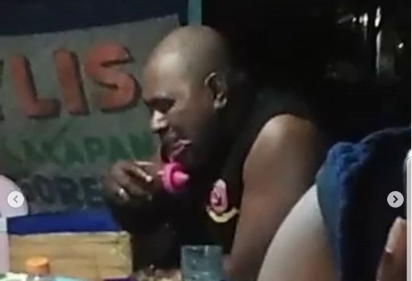 Diduga Sedang Mabuk, Pria ini Santap Tutup Botol Kecap Seperti Makan Paha Ayam, Lahap Amat! Diduga Sedang Mabuk Pria ini Santap Tutup Botol Kecap Seperti Makan Paha Ayam Lahap Amat