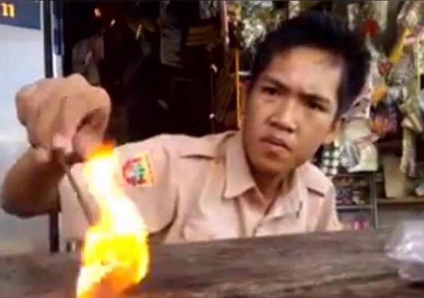Dijuluki Manusia Listrik, Siswa SMA ini Bisa Bakar Kertas hingga Setrum Gurunya dengan Sentuhan Dijuluki Manusia Listrik Siswa SMA ini Bisa Bakar Kertas dan Setrum Gurunya dengan Sentuhan