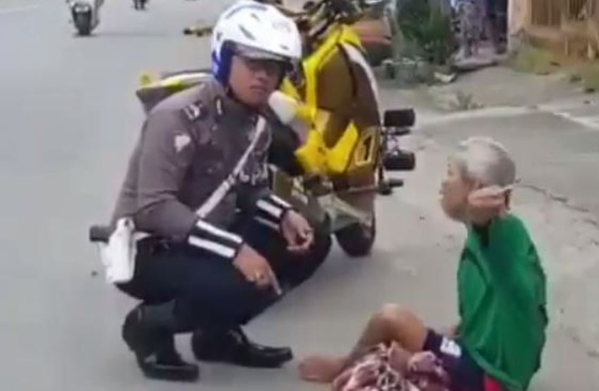 Gendong Kakek Lumpuh ke Rumahnya Aksi Polisi ini Tuai Pujian