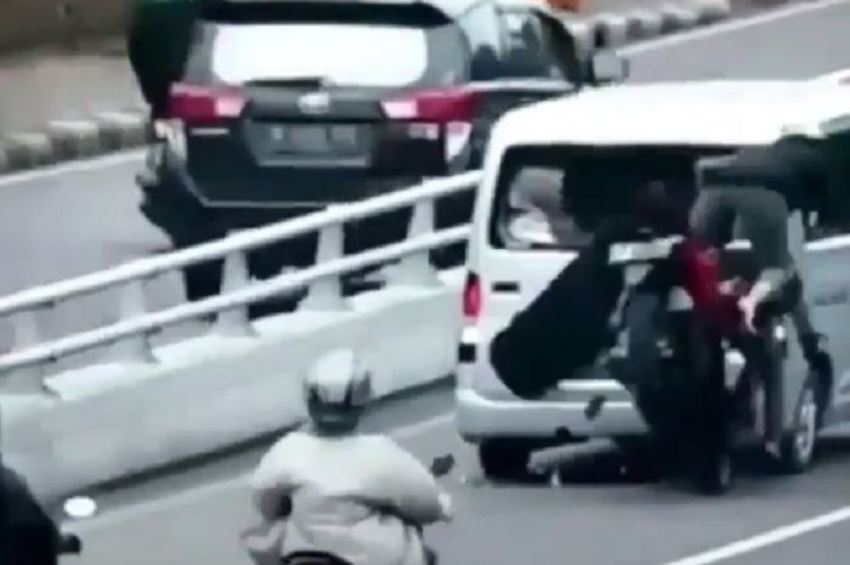 Jadi Korban Mobil Mundur di Flyover Kalibata Driver Ojol ini Langsung Gak Bergerak