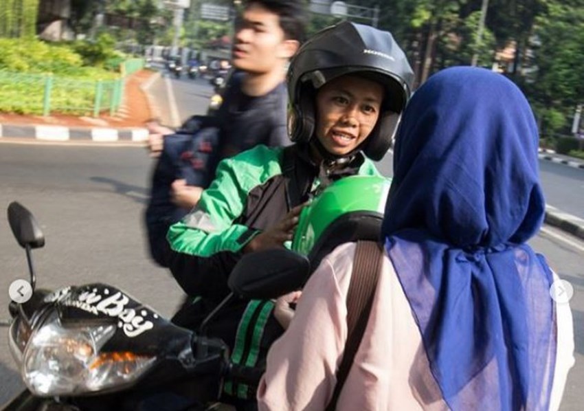 Jadi Orangtua Tunggal dengan Dua Anak yang Masih PAUD Kisah Perjuangan Ibu Driver Ojol ini Viral