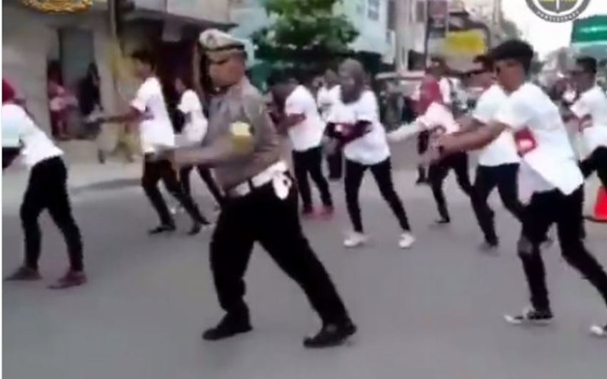 Joget di Lampu Merah Bantu Cari Dana untuk Korban Tsunami Aksi Polisi ini Tuai Pujian