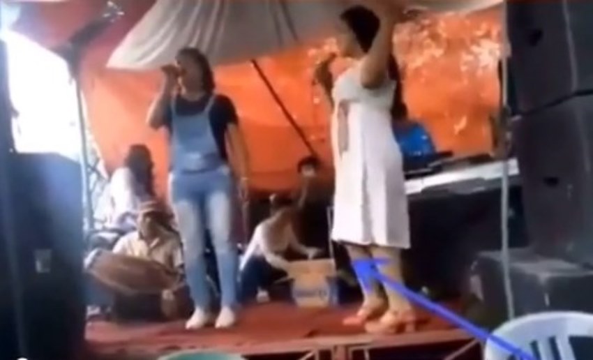 Lagi Nyanyi di Atas Panggung Celana Dalam Wanita ini Tiba Tiba Melorot Videonya Viral