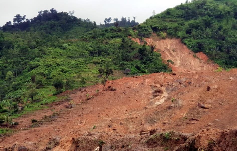 Longsor Sukabumi Puluhan Rumah di Kampung Adat Cimapag Tertimbun Tanah