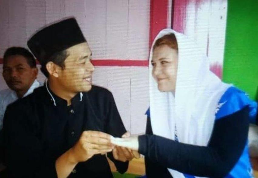 Menikah dengan Bule Istri Guru asal Batang ini Kerap Berjalan Kaki Jemput Suami Pulang Kerja