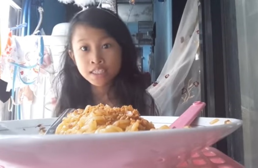 Mukbang Makan Mie Instan dengan Editan yang Konyol Aksi Bocah ini Sukse Buat Netter Ngakak