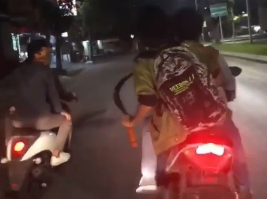 Naik Motor Tak Pakai Helm Para Pemuda Ini Acungkan Celurit Netizen Minta Mereka Diberantas