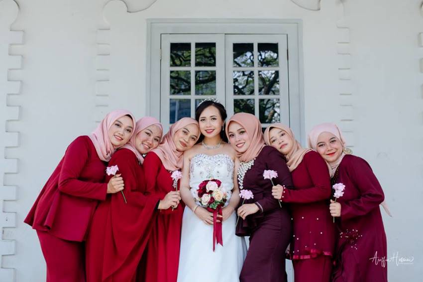 Pilih Bridesmaid Berhijab Pernikahan Pasangan Pengantin Kristen di Malaysia ini Viral