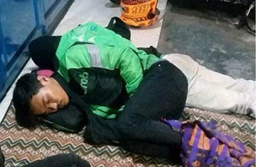 Rela Tidur di Emperan Toko Perjuangan Driver Ojol untuk Nikahi Pacarnya ini Bikin Terharu