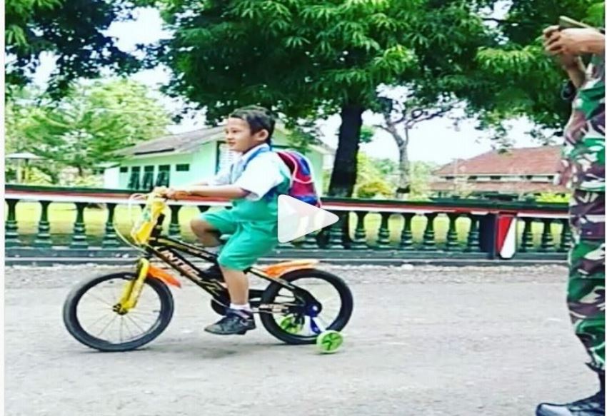 Sepedaan di Markas TNI Nasib Bocah ini Berakhir Apes