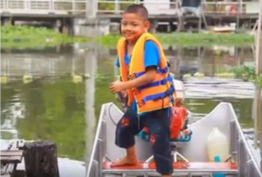Setiap Hari Naik Perahu Sendiri ke Sekolah Kisah Bocah ini Bikin Salut