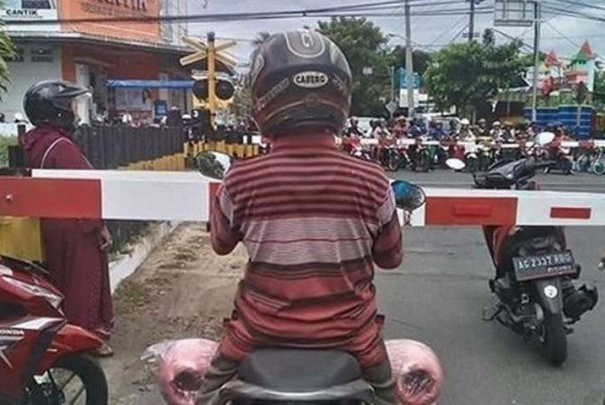 Tinggalkan Motor di Tengah Jalan Dekat Rel Kereta Api Aksi Emak Emak ini Bikin Geleng Geleng Kepala