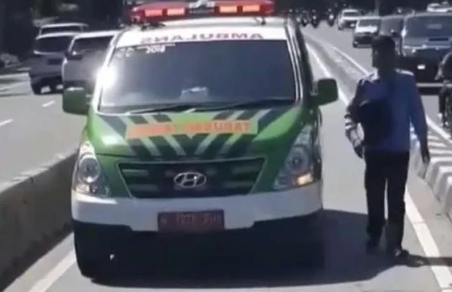 Video Viral Ambulans Lawan Arus Masuk Jalur Busway Bus TransJakarta yang Diminta Mundur