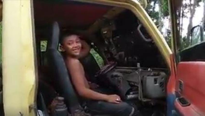 Viral Video Bocah 13 Tahun Jadi Supir Truk, Aksinya Bikin Kagum sekaligus Terenyuh Viral Video Bocah 13 Tahun Jadi Supir Truk Aksinya Bikin Kagum sekaligus Terenyuh