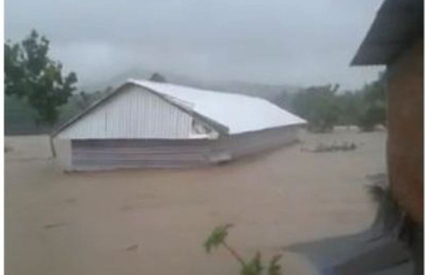 Viral Video Kandang Berisi 2.000 Ekor Ayam Terseret Banjir di Kabupaten Maros