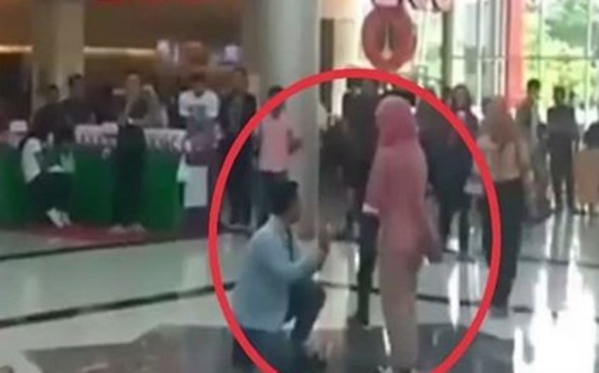 Viral Video Lamaran Pasangan Kekasih Gagal Gara-Gara Kedatangan Orang Tak Diduga Viral Video Lamaran Pasangan Kekasih Gagal Gara Gara Kedatangan Orang Tak Diduga