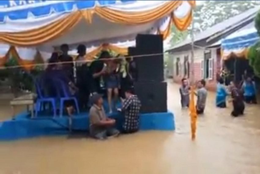 Viral Video Warga Asyik Dangdutan di Tengah Genangan Banjir Viral Video Warga Asyik Dangdutan di Tengah Genangan Banjir