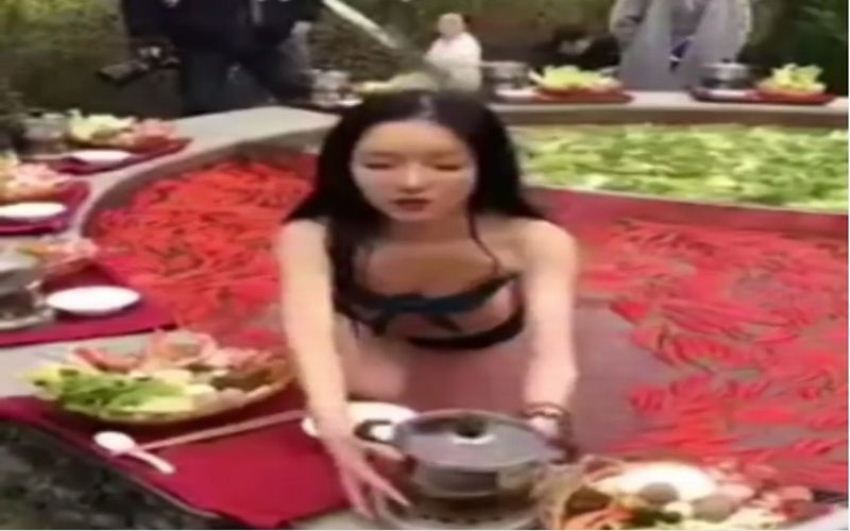 Berbalut Bikini di Kolam Air Cabai Pelayan Restoran Wanita ini Buat Netter Kasihan
