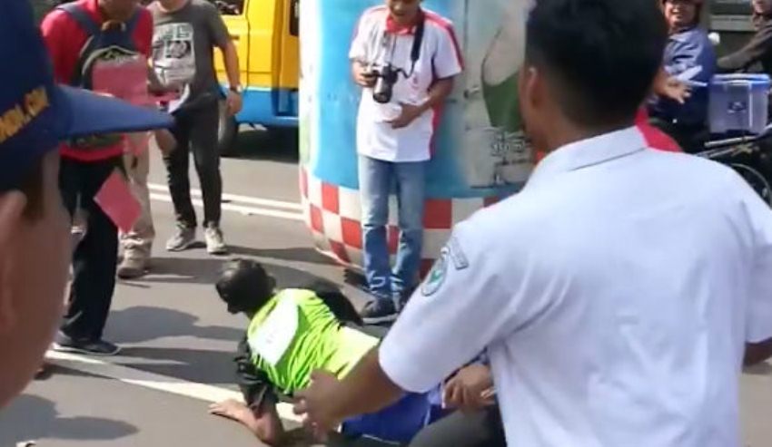 Beredar Video Detik-Detik Peserta Lomba Lari Jatuh Bangun Jelang Garis Finis Beredar Video Detik Detik Peserta Lomba Lari Jatuh Bangun Jelang Garis Finis