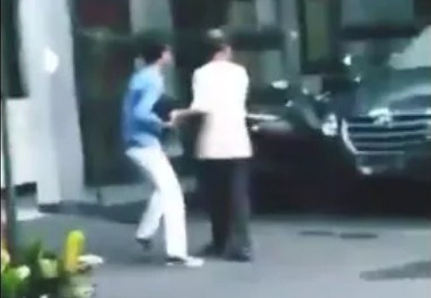 Berlagak Bak Model di Halaman Sekolah, Siswa SMA ini Malah Kena Azab Berlagak Bak Model di Halaman Sekolah Siswa SMA ini Malah Kena Azab