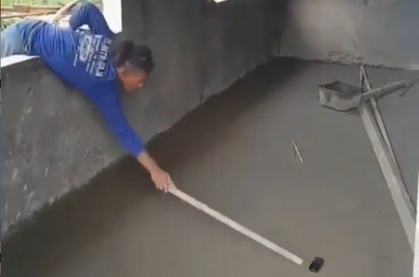 Hendak Ambil Ponsel Jatuh ke Lantai yang Baru Disemen, Pria ini Malah Lakukan Hal Konyol Hendak Ambil Ponsel Jatuh ke Lantai yang Baru Disemen Pria ini Malah Lakukan Hal Konyol