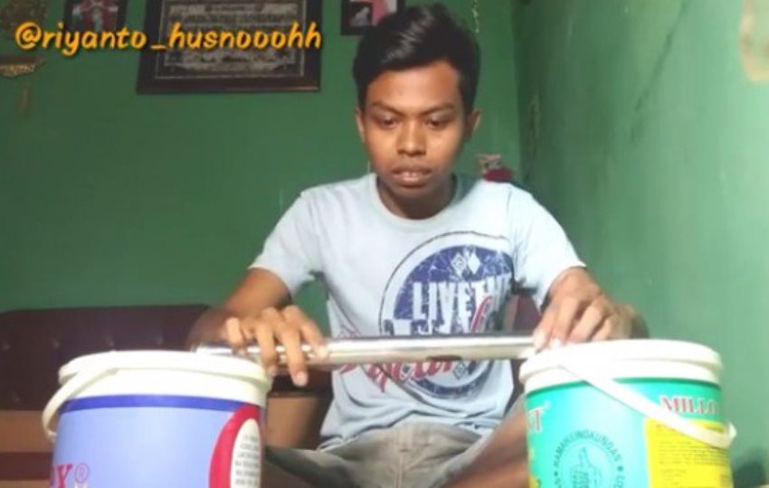 Hendak Tunjukan Kekuatan, Aksi Pria ini Endingnya Bikin Kesel Hendak Tunjukan Kekuatan Aksi Pria ini Endingnya Bikin Kesel