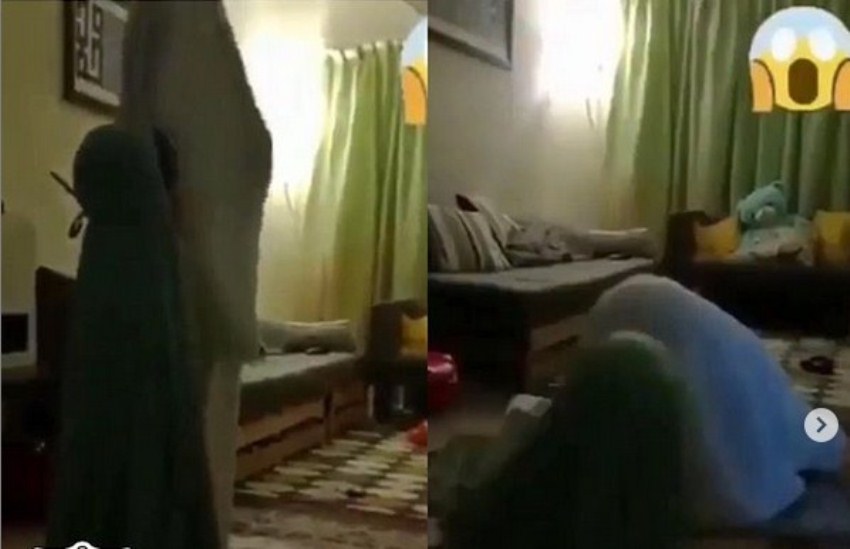 Ikuti Ibunya Shalat, Bocah Perempuan ini Kebablasan saat Sujud Ikuti Ibunya Shalat Bocah Perempuan ini Kebablasan saat Sujud