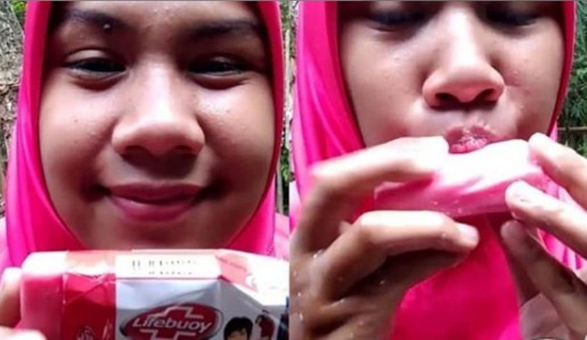 Jilati Sabun Mandi Batangan Bak Menyantap Es Krim Aksi Wanita ini Bikin Geleng Geleng Kepala