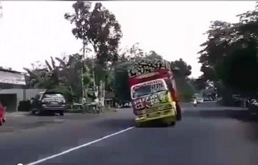 Lakukan Aksi Truk Oleng di Jalan, Sopir Gak Sadar Dikejar Polisi, Videonya Viral Lakukan Aksi Truk Oleng di Jalan Sopir Gak Sadar Dikejar Polisi Videonya Viral