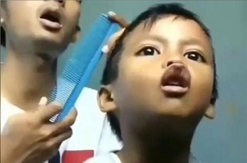 Lip Sync Lagu Justin Bieber, Bibir Bocah Laki-Laki ini Bikin Salfok Lip Sync Lagu Justin Bieber Bibir Bocah Laki Laki ini Bikin Salfok