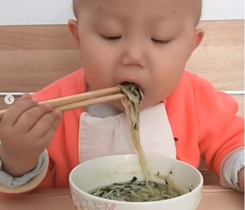 Makan Semangkuk Mie Pakai Sumpit Aksi Bayi ini Menggemaskan