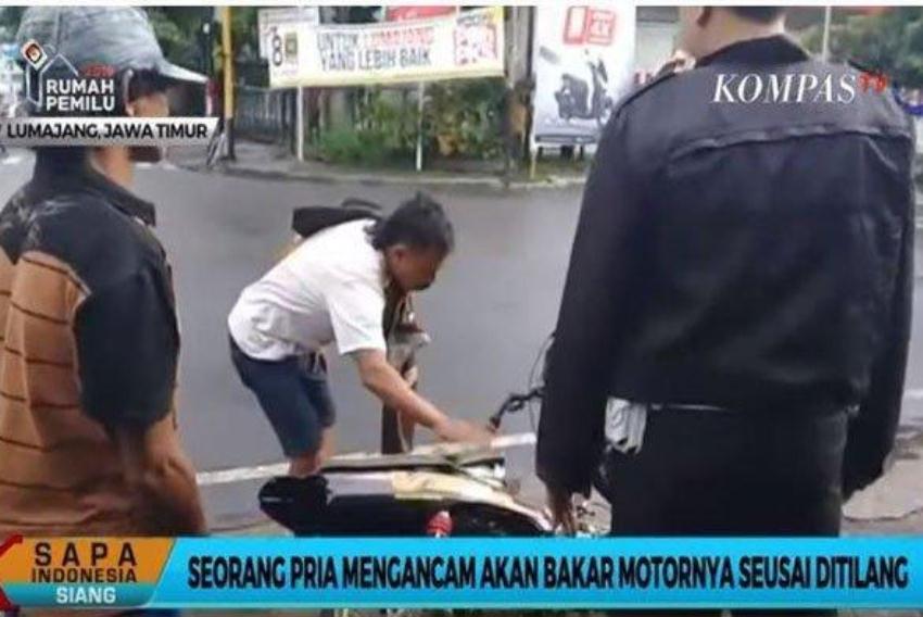 Marah saat Ditilang, Pria ini Banting Motor dan Mengancam Akan Membakarnya Marah saat Ditilang Pria ini Banting Motor dan Mengancam Akan Membakarnya