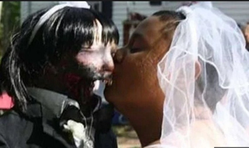 Menikahh dengan Boneka Zombie Wanita ini Merasa Hidupnya Sangat Bahagia