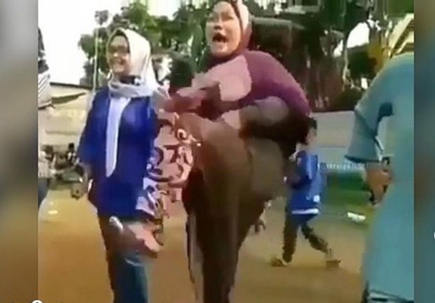 Nonton Pertandingan Bola Antar Kampung, Aksi Heboh Emak-Emak ini Bikin Ngakak Nonton Pertandingan Bola Antar Kampung Aksi Heboh Emak Emak ini Bikin Ngakak