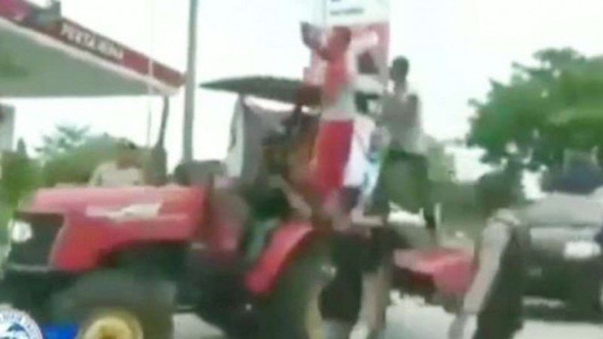 Tak Dibolehkan Isi BBM Pakai Jeriken Petani di Jateng Bawa Traktor ke SPBU