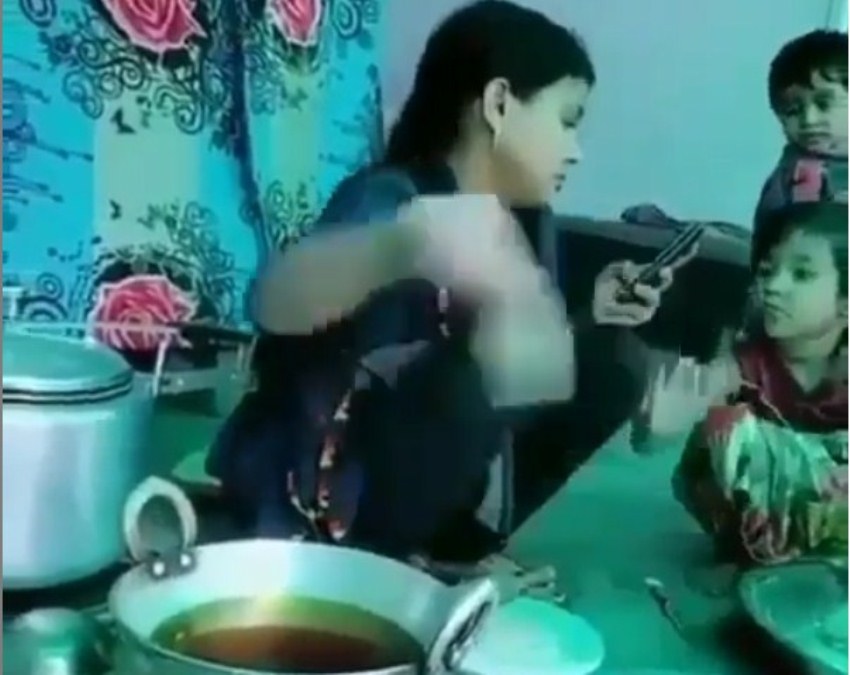 Terlalu Fokus Main HP saat Masak, Wanita ini Goreng Makanan di Lantai Terlalu Fokus Main HP saat Masak Wanita ini Goreng Makanan di Lantai