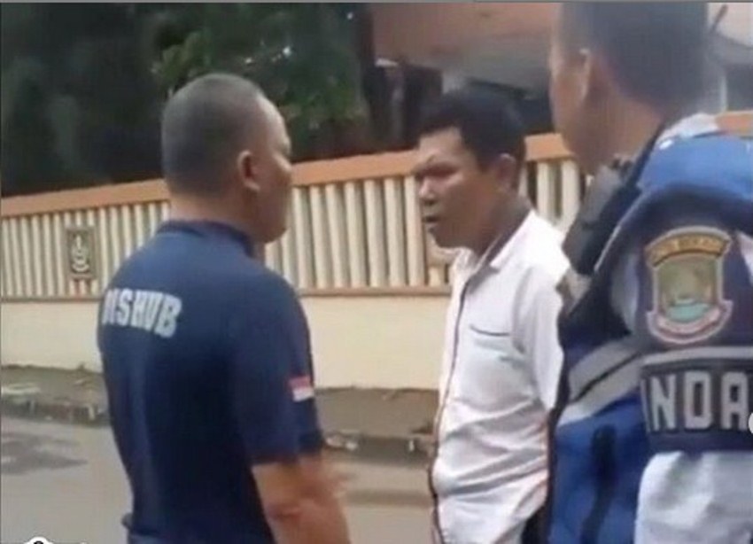 Terlibat Adu Mulut dengan Pengendara Mobil Petugas Dishub Ditangtang Buka Baju hingga Berkelahi