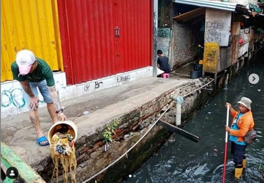 Viral Foto Pria Buang Sampah Sembarangan di Kali Pelaku Kena Batunya