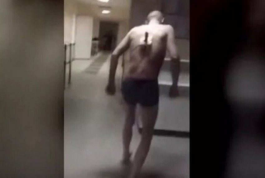 Viral Video Pria Berjalan Keluar Rumah Sakit untuk Merokok dengan Pisau Tertancap di Punggung Viral Video Pria Berjalan Keluar Rumah Sakit untuk Merokok dengan Pisau Tertancap di Punggung