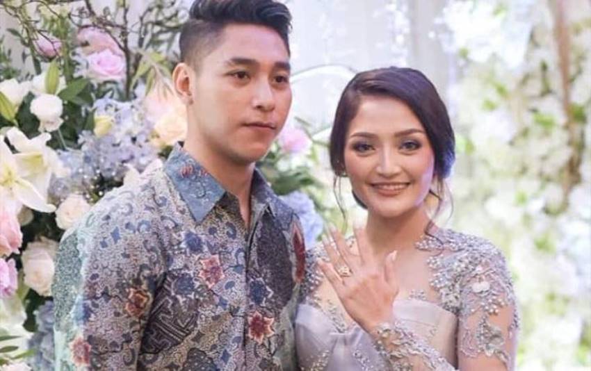 Dilamar Kris Jiana Secara Resmi Siti Badriah Dipakaikan Cincin Bersejarah