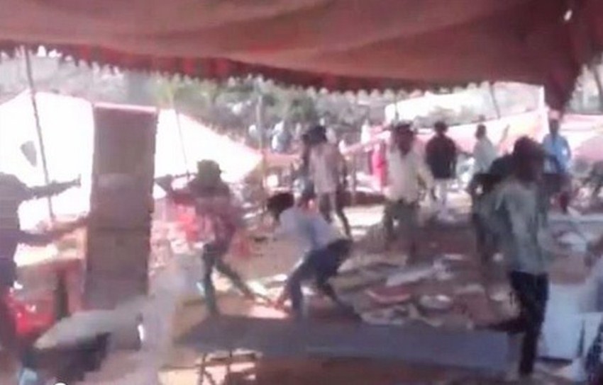 Gara-Gara Makanan, Pesta Pernikahan ini Berubah Jadi Ajang Baku Hantam Gara Gara Makanan Pesta Perniikahan ini Berubah Jadi Ajang Baku Hantam