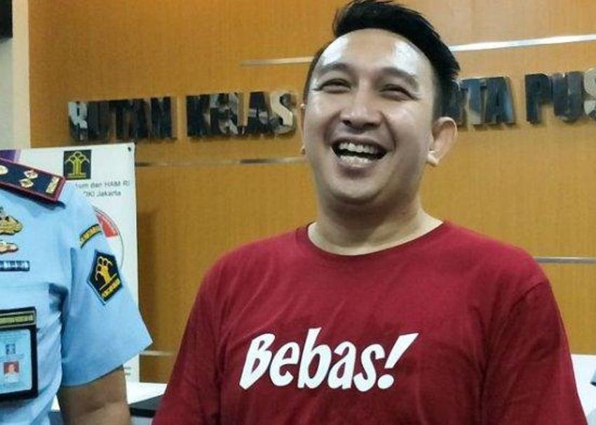 Hirup Udara Bebas Augie Fantinus Nangis di Pelukan Istri dan Anak