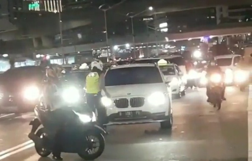 Menolak Ditilang, Aksi Pengemudi BMW ini Bikin Geleng-Geleng Kepala Menolak Ditilang Aksi Pengemudi BMW ini Bikin Geleng Geleng Kepala
