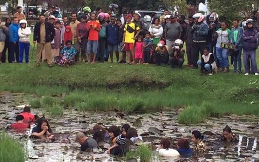 Terjaring Razia, 11 PSK dan Mucikari Direndam di Kolam Taubat Jayawijaya Terjaring Razia 11 PSK dan Mucikari Direndam di Kolam Taubat Jayawijaya