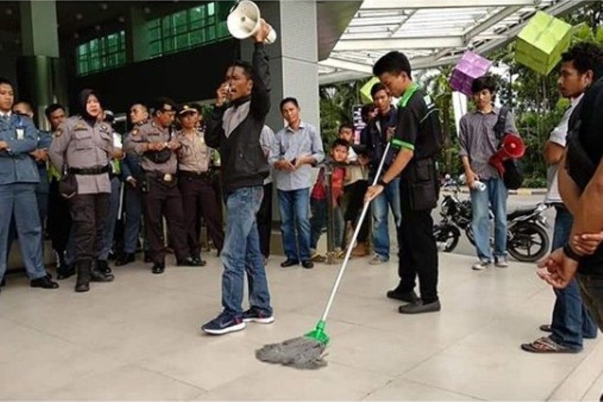 Tetap Bersih Bersih di Tengah Demo Boikot Dilan 1991 Aksi Cleaning Service ini Jadi Sorotan