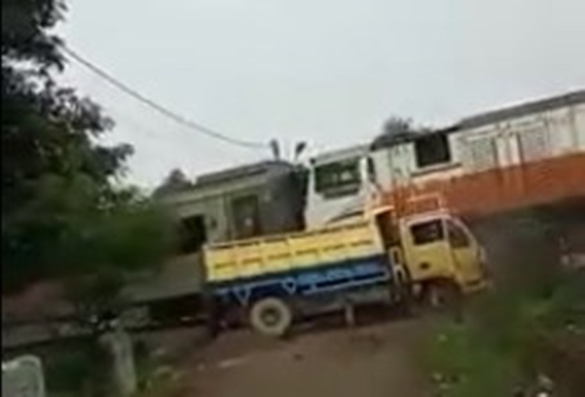 Ban Terperosok dan Tak Bisa Jalan di Rel, Truk Bermuatan Pasir ini Tertabrak Kereta Ban Terperosok dan Tak Bisa Jalan di Rel Truk Bermuatan Pasir ini Tertabrak Kereta