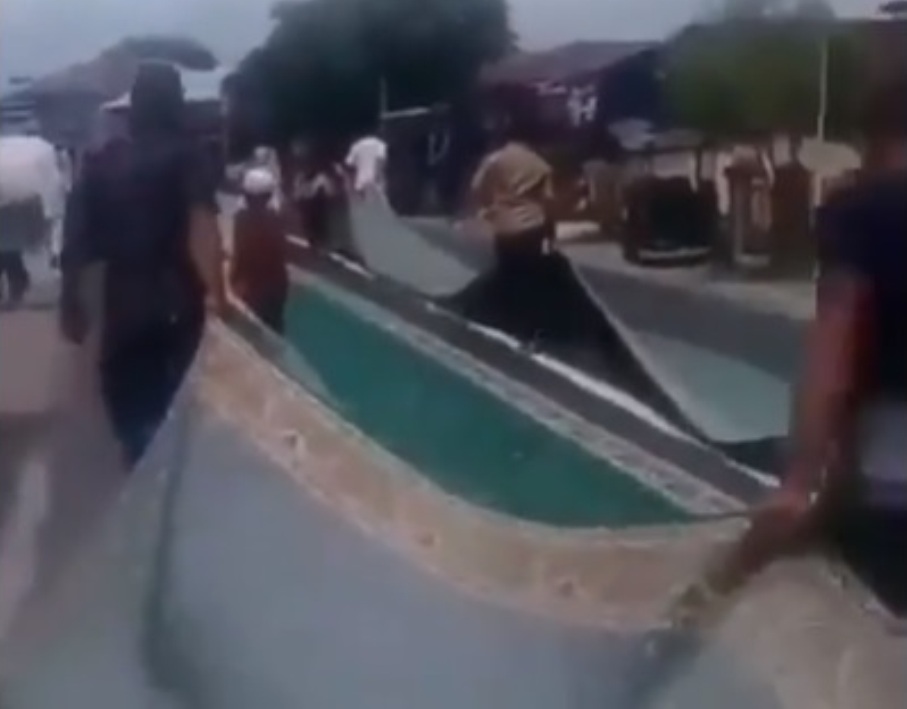 Caleg Gagal Ungkit Pemberian, Warga Ramai-Ramai Kembalikan Karpet Masjid, Videonya Viral Caleg Gagal Ungkit Pemberian Warga Ramai Ramai Kembalikan Karpet Masjid Videonya Viral